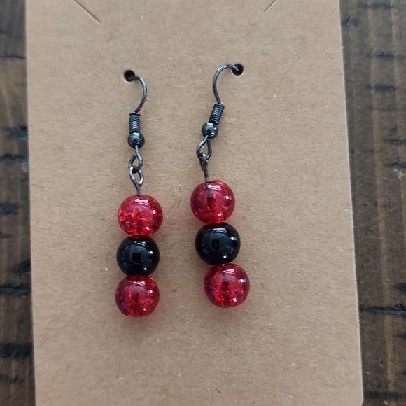 Red and Black Beaded Bracelet And Earring Set - Picture 8 of 11